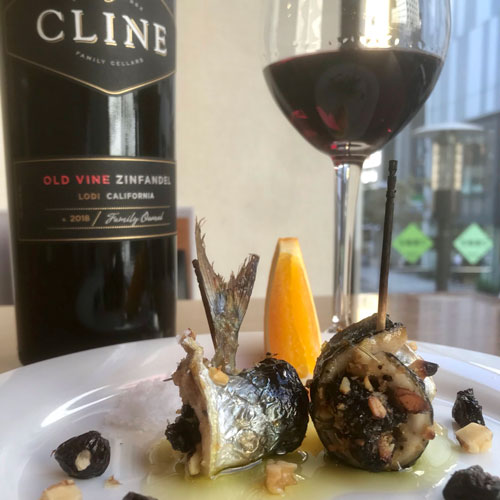 クルミのミートボールザクロとプルーンのソースで