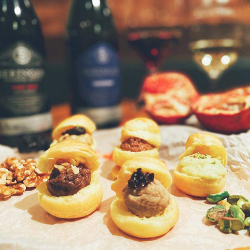 クルミのミートボールザクロとプルーンのソースで