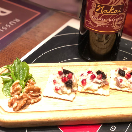 クルミのミートボールザクロとプルーンのソースで